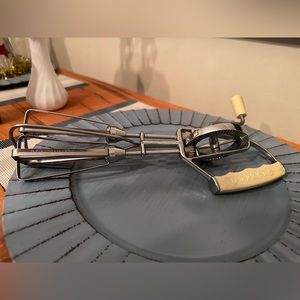 Maynard manual eggbeater/mixer Vintage!!! Great condition!